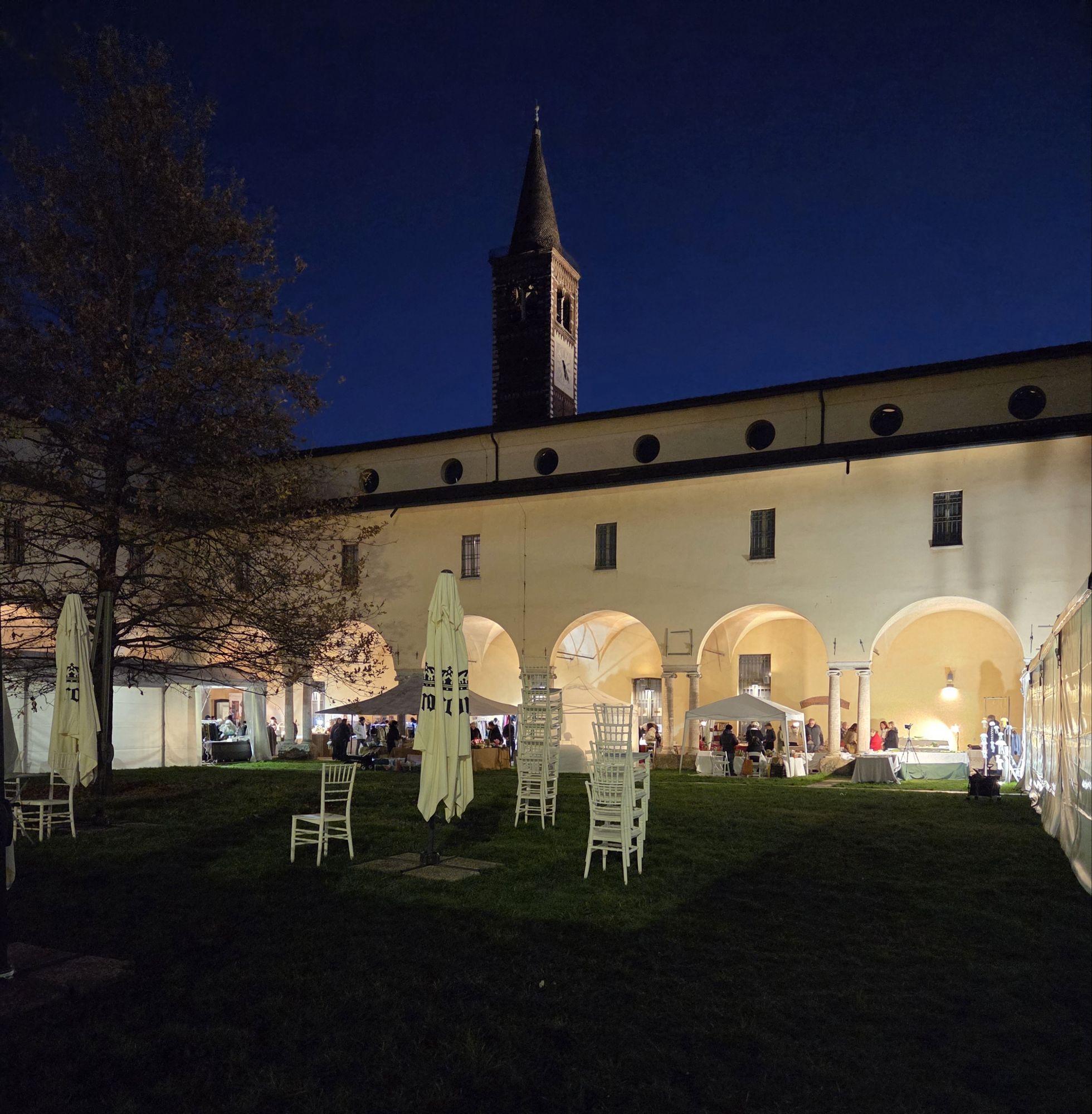 Christmas market at the Cloisters og Sat'Eustorgio